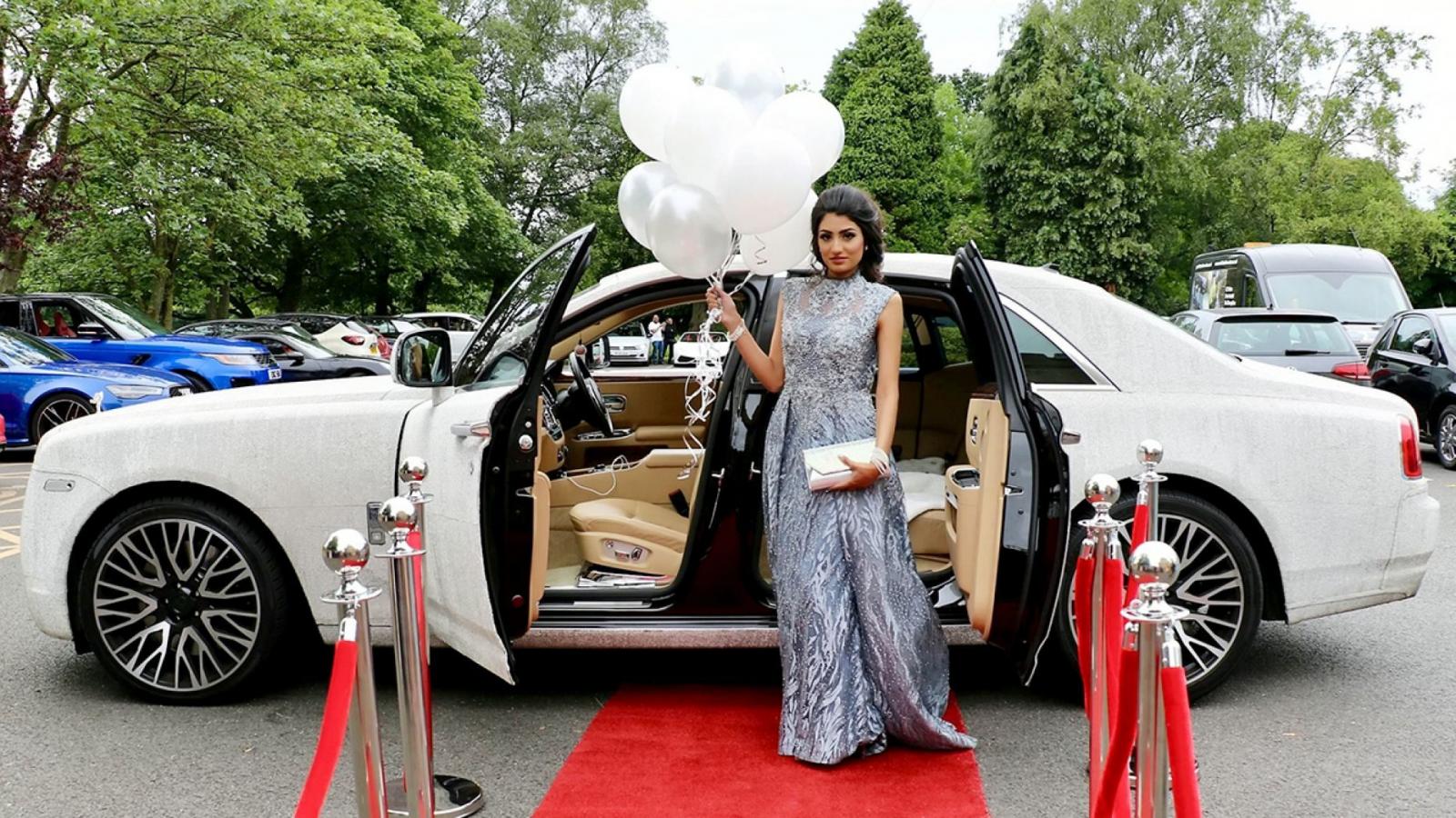 Nữ sinh 16 tuổi gây sốc khi đến buổi dạ hội tốt nghiệp bằng Roll Royce Ghost nạm hơn 4 triệu viên pha lê Swarovski Nữ sinh 16 tuổi gây sốc khi đến buổi dạ hội tốt nghiệp bằng Roll Royce Ghost nạm hơn 4 triệu viên pha lê Swarovski