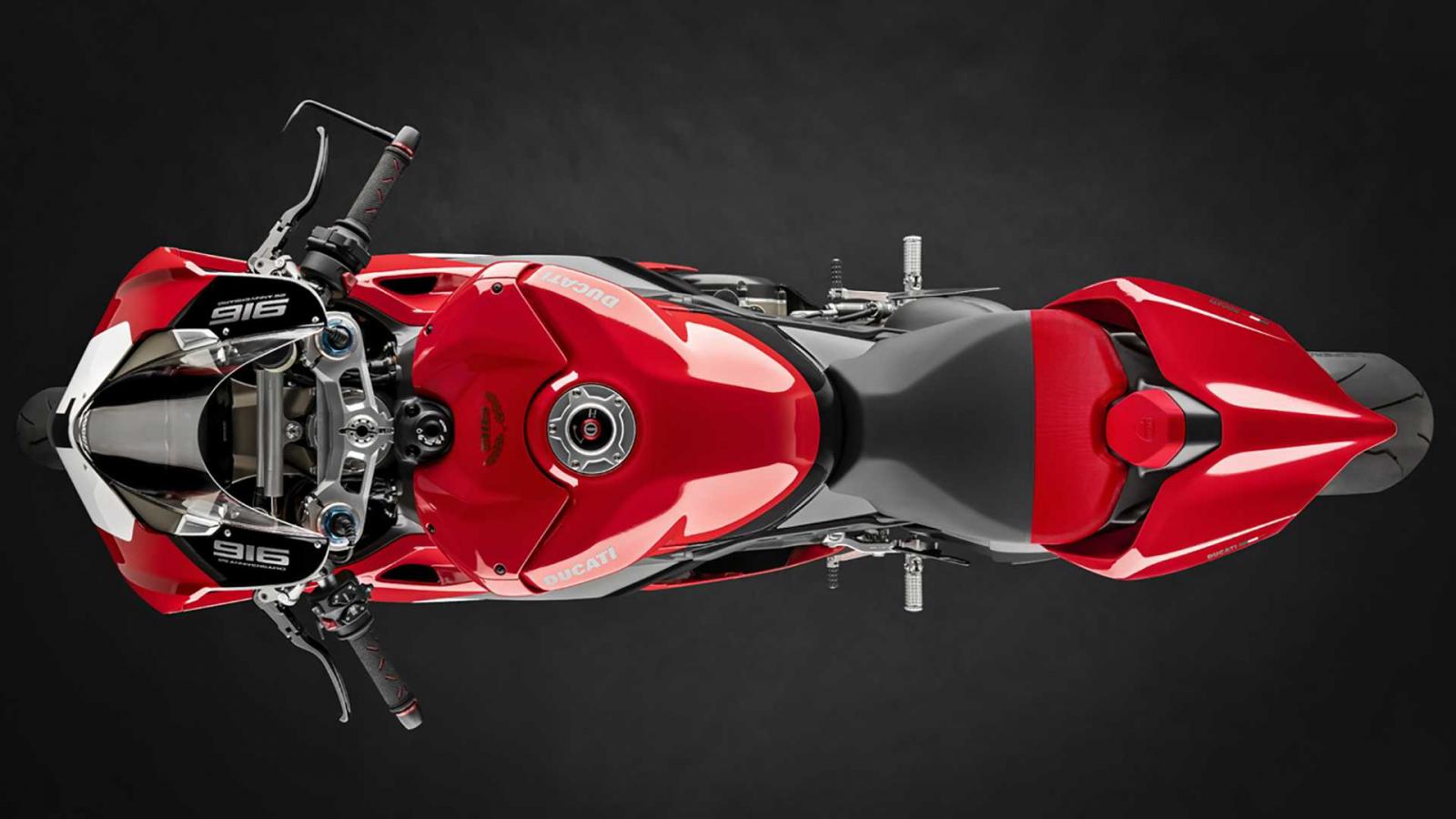 Logo bản kỷ niệm ở nhiều chi tiết trên xe Logo bản kỷ niệm ở nhiều chi tiết trên xe