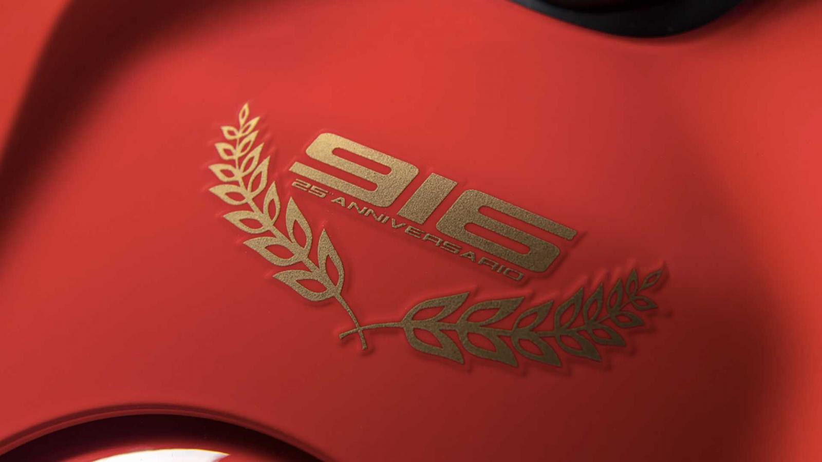 Logo bản kỷ niệm trên bình xăng Logo bản kỷ niệm trên bình xăng