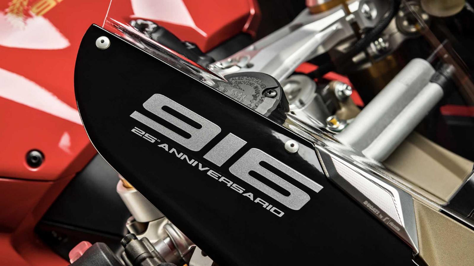 Logo bản kỷ niệm ở nhiều chi tiết trên xe Logo bản kỷ niệm ở nhiều chi tiết trên xe