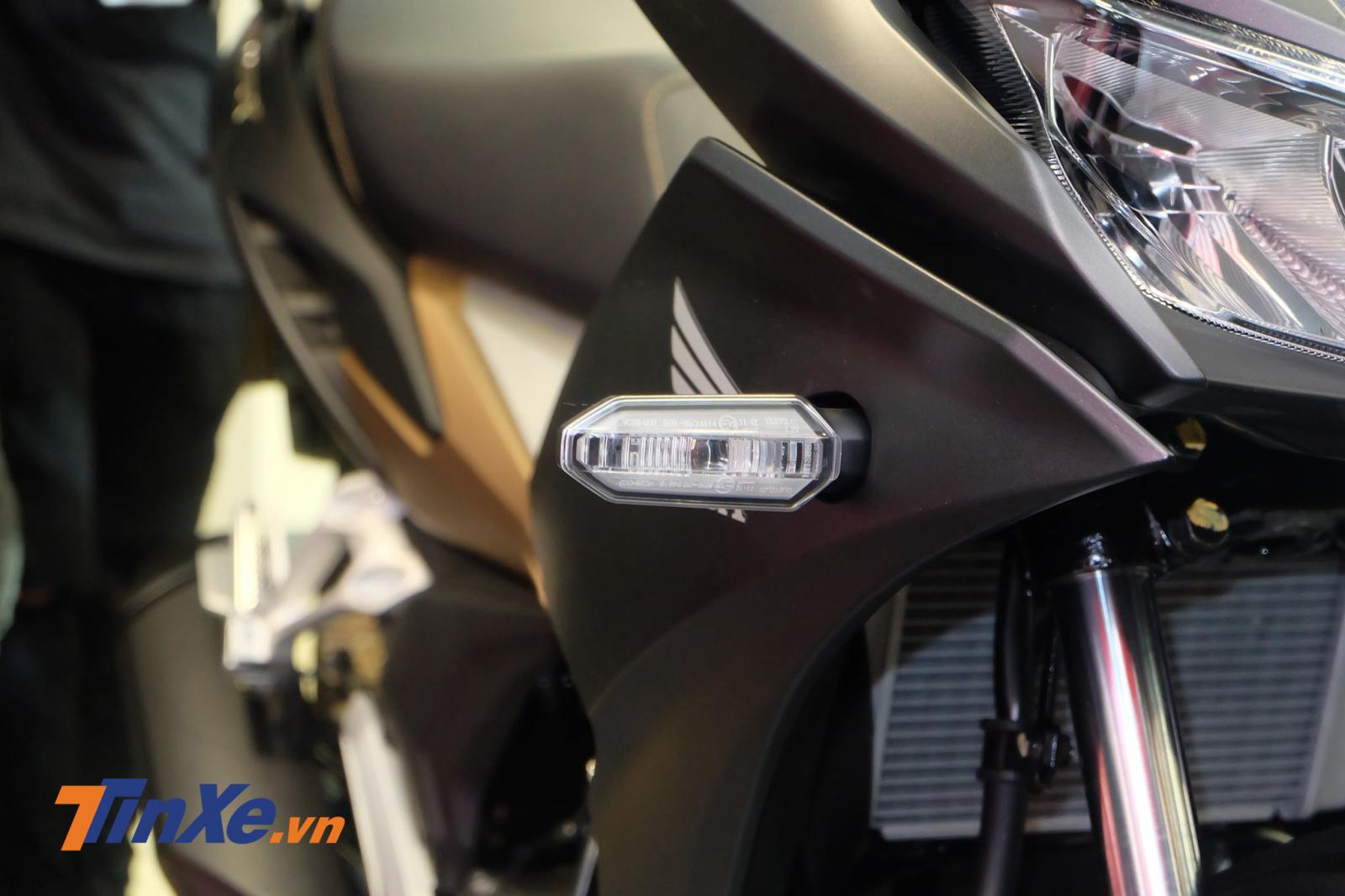 Đèn xinhan trước ở yếm xe