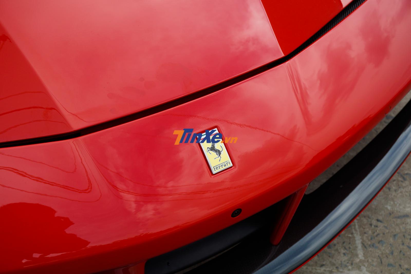 Nắp capô, khung chịu lực và hàng loạt phụ tùng khác trên chiếc Ferrari 488 GTB của Tuấn Hưng đều đặt mua chính hãng