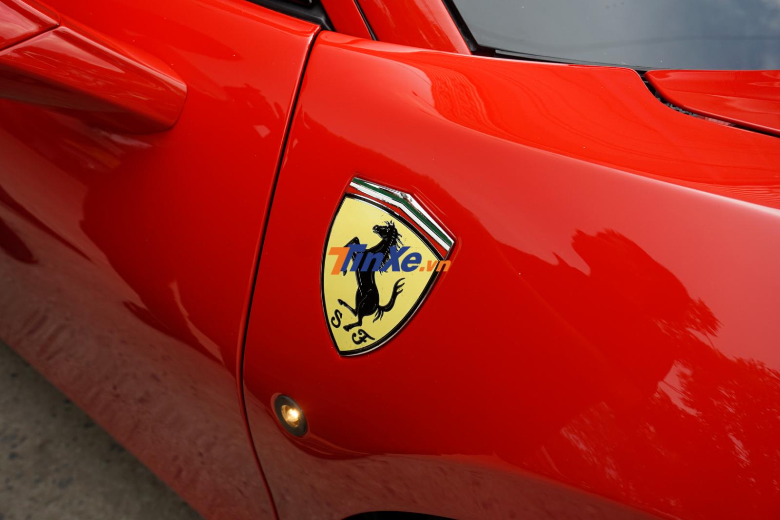 Logo ngựa chồm bên hông siêu xe Ferrari 488 GTB của Tuấn Hưng