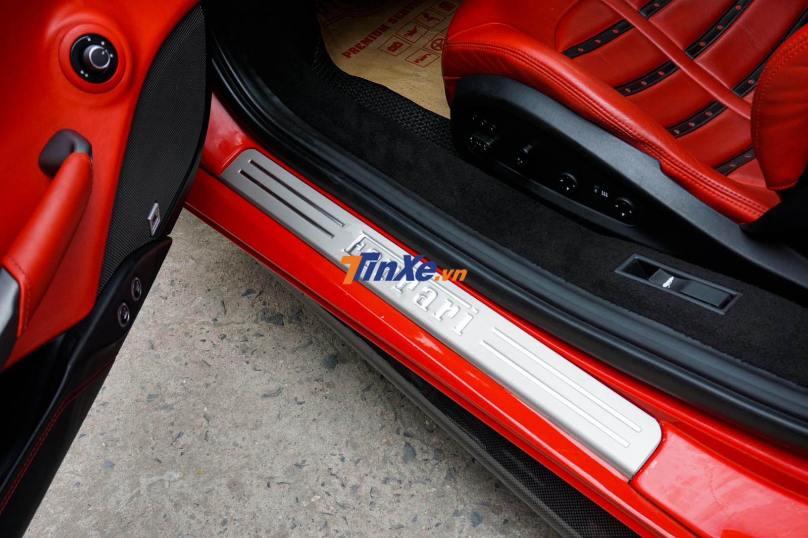 Ốp bậc cửa có tên hãng siêu xe Ý