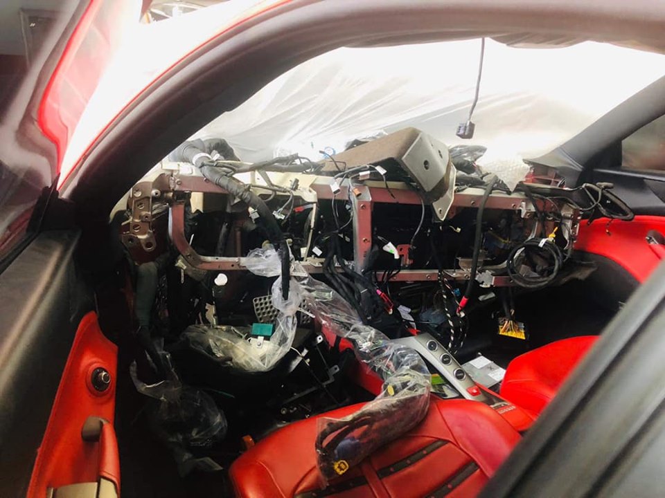Nội thất siêu xe Ferrari 488 GTB của Tuấn Hưng trong quá trình sửa chữa
