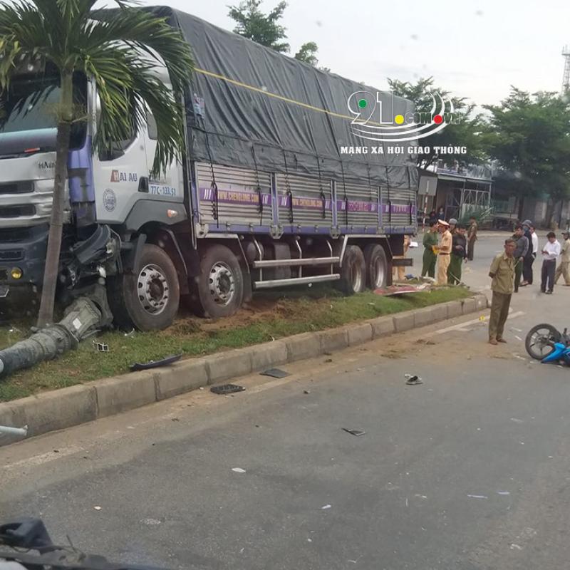 Chiếc ô tô tải nằm trên dải phân cách, cuốn cột đèn vào gầm Chiếc ô tô tải nằm trên dải phân cách, cuốn cột đèn vào gầm