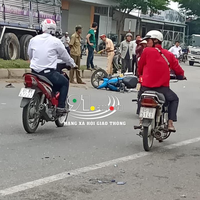 Hai chiếc xe máy bị hư hỏng nặng sau vụ tai nạn Hai chiếc xe máy bị hư hỏng nặng sau vụ tai nạn