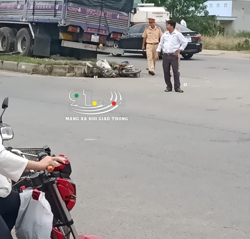 Hai chiếc xe máy bị hư hỏng nặng sau vụ tai nạn Hai chiếc xe máy bị hư hỏng nặng sau vụ tai nạn