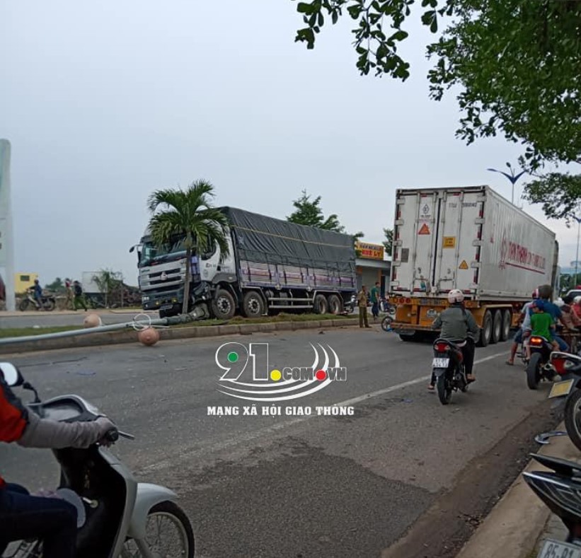 Hiện trường vụ tai nạn liên hoàn Hiện trường vụ tai nạn liên hoàn