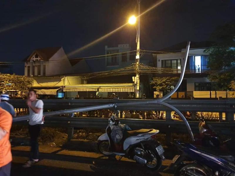 Cột đèn chiếu sáng bị chiếc xe container tông đổ