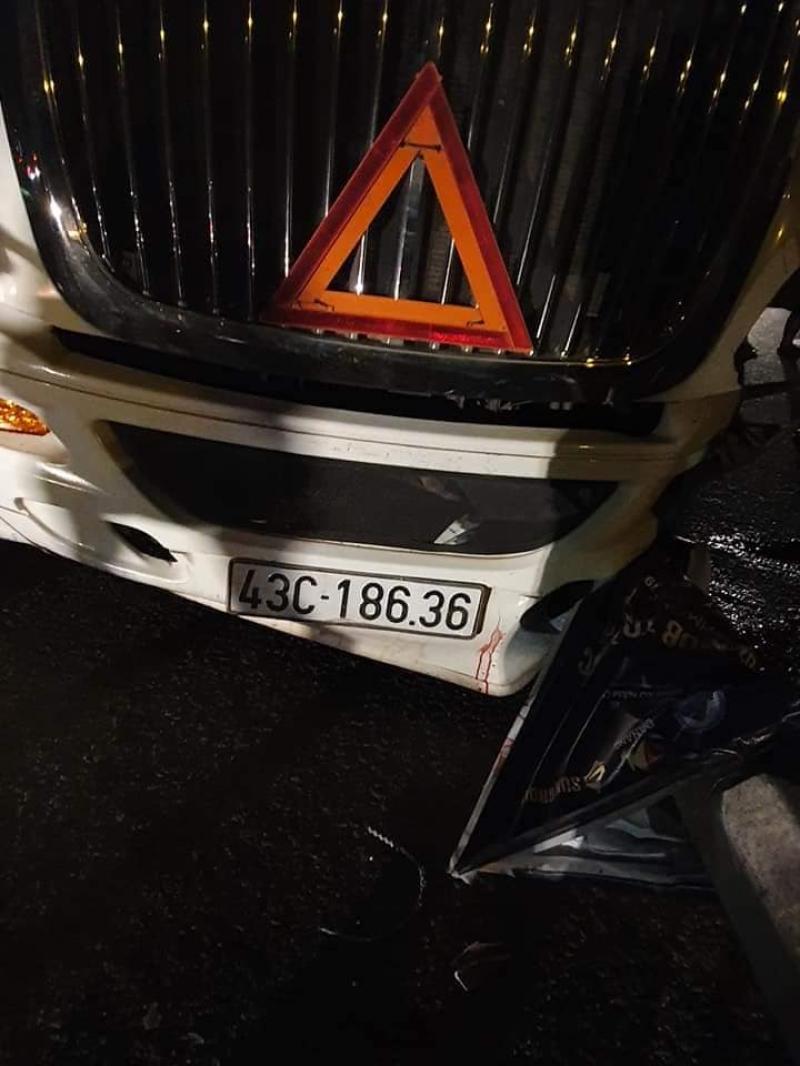 Chiếc xe container bị biến dạng đầu xe