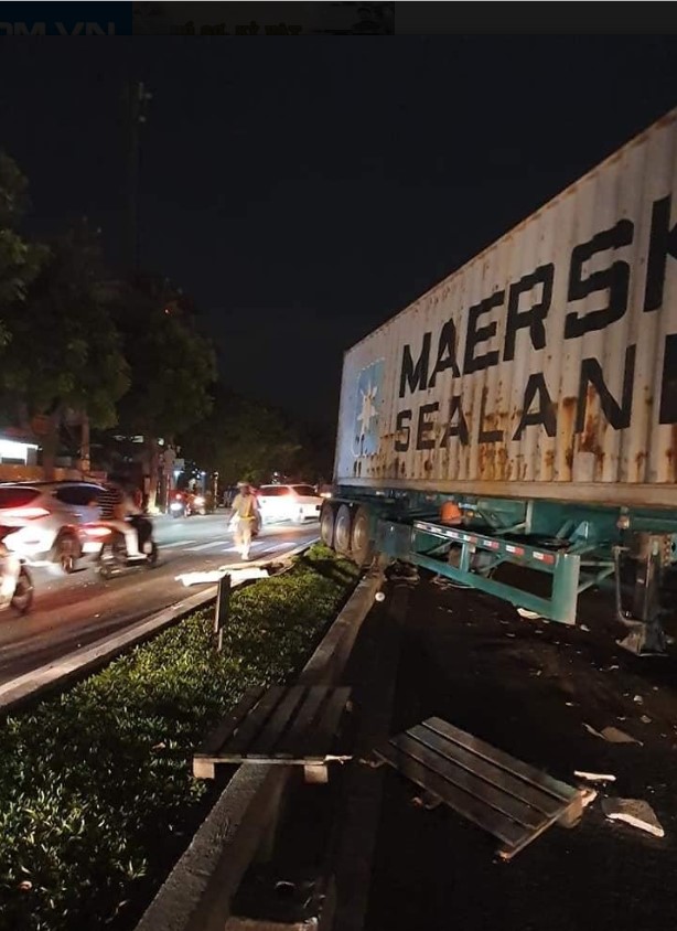 Chiếc xe container trèo qua dải phân cách và nằm chắn ngang làn đường ngược chiều