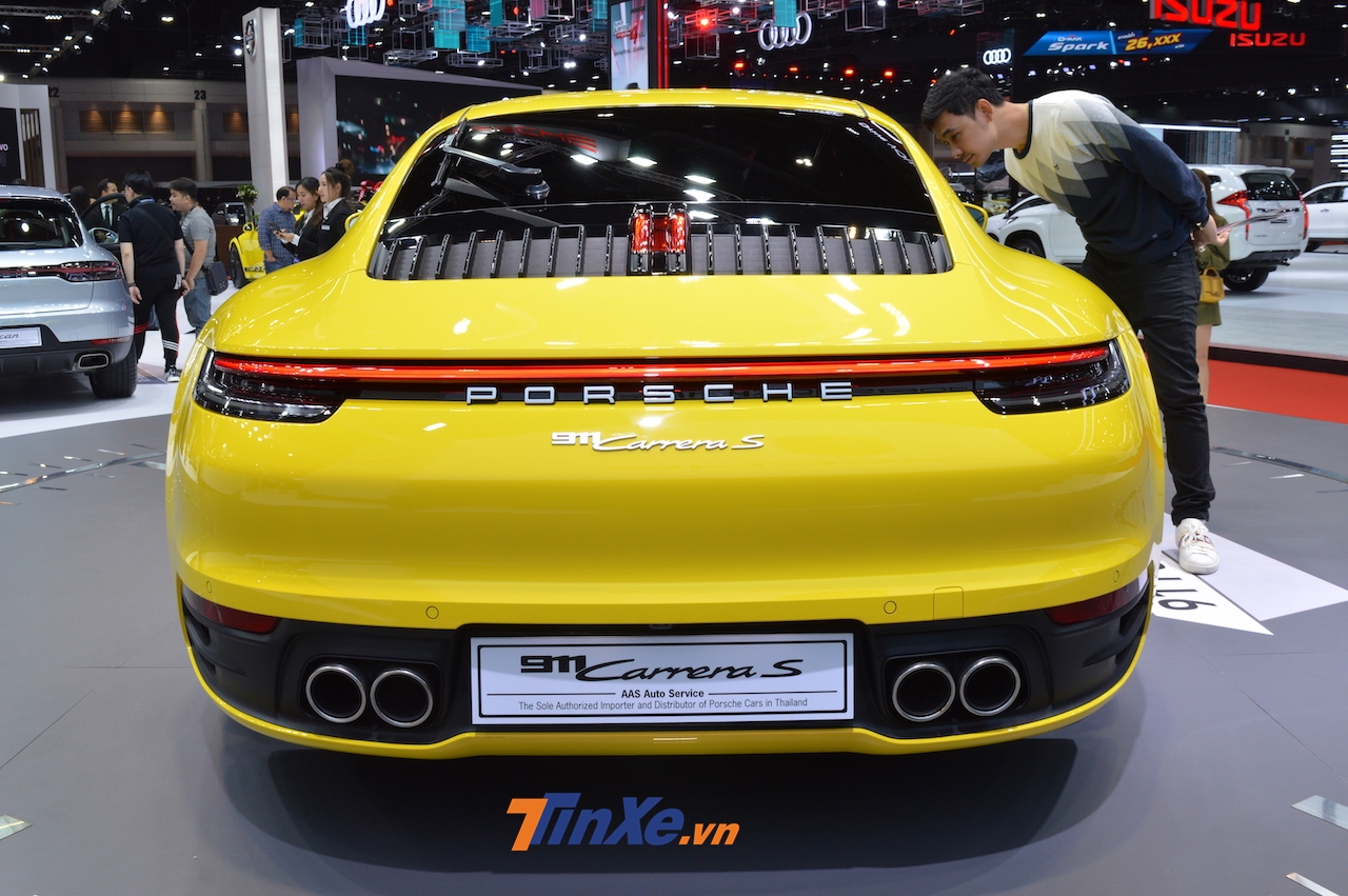 Vẻ đẹp của Porsche 911 Carrera S thế hệ thứ 8 nh&igrave;n từ đu&ocirc;i xe