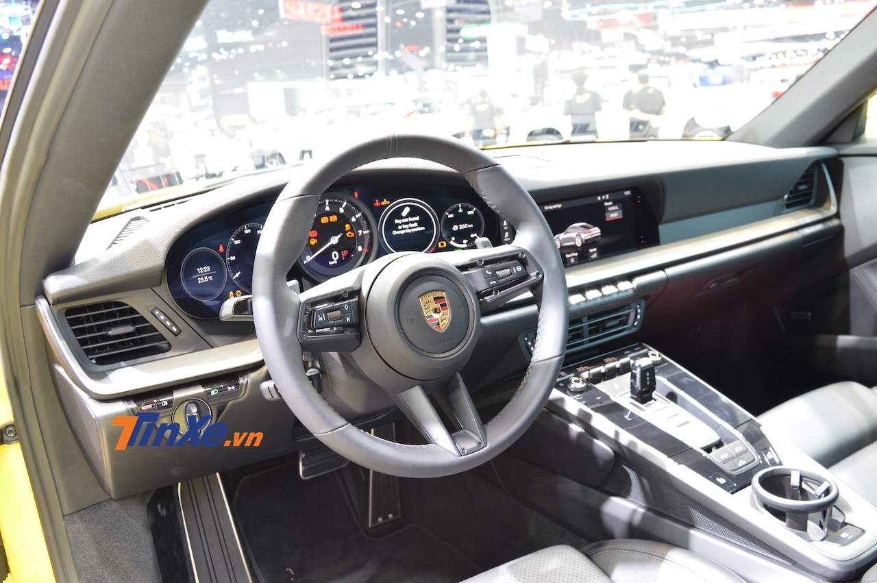 Porsche 911 Carrera S 2020 c&oacute; chế độ l&aacute;i mới mang t&ecirc;n Wet Mode được t&iacute;ch hợp tr&ecirc;n v&ocirc; lăng