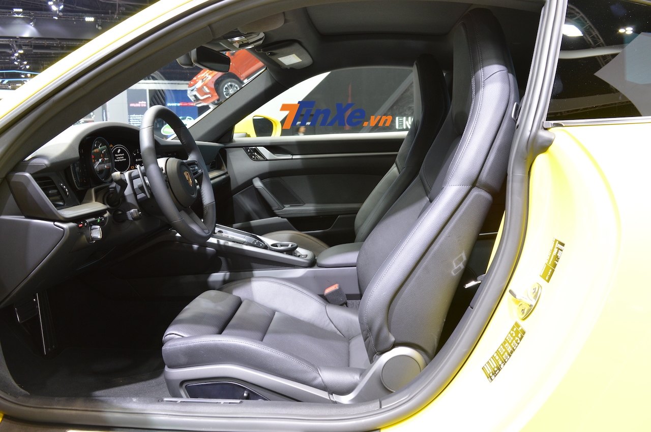 Nội thất của một chiếc Porsche 911 Carrera S thế hệ thứ 8