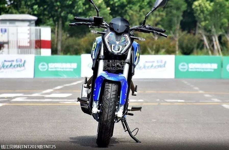 Chiếc xe được trang bị phuộc ngược USD và đầu đèn mới giống với Benelli BN302S