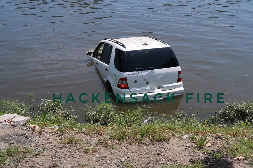 Chiếc SUV hạng sang chắc chắn đã bị hỏng khá nặng sau vụ tai nạn Chiếc SUV hạng sang chắc chắn đã bị hỏng khá nặng sau vụ tai nạn