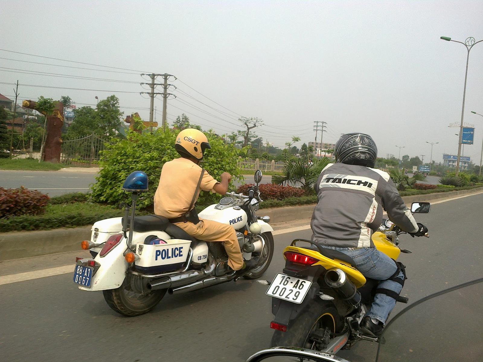 CSGT thực hiện tổng kiểm tra các phương tiện tham gia giao thông CSGT thực hiện tổng kiểm tra các phương tiện tham gia giao thông