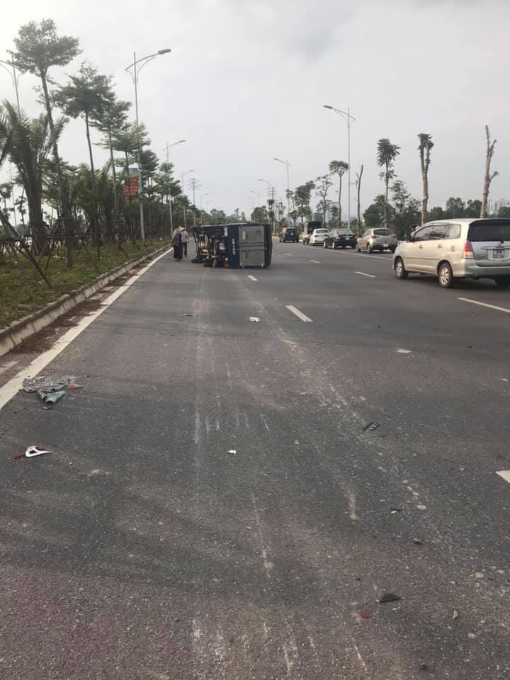 Chiếc ô tô tải lật nghiêng tại hiện trường vụ tai nạn