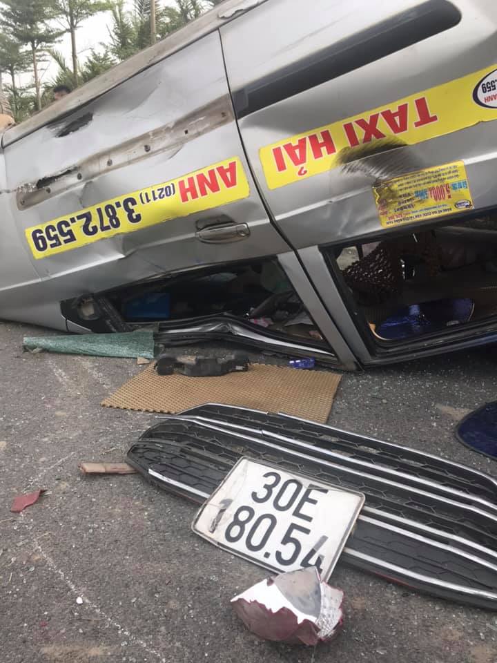 Biển kiểm soát của chiếc Ford EcoSport rơi tại hiện trường vụ tai nạn