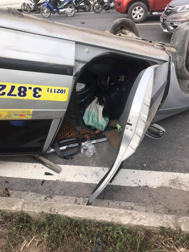 Túi khí bên trong chiếc taxi Hải Anh đã bung ra