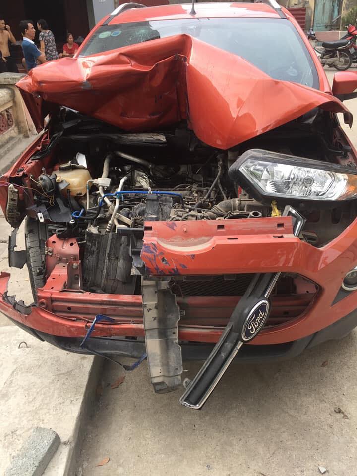 Chiếc Ford EcoSport bị hỏng nặng sau vụ tai nạn liên hoàn