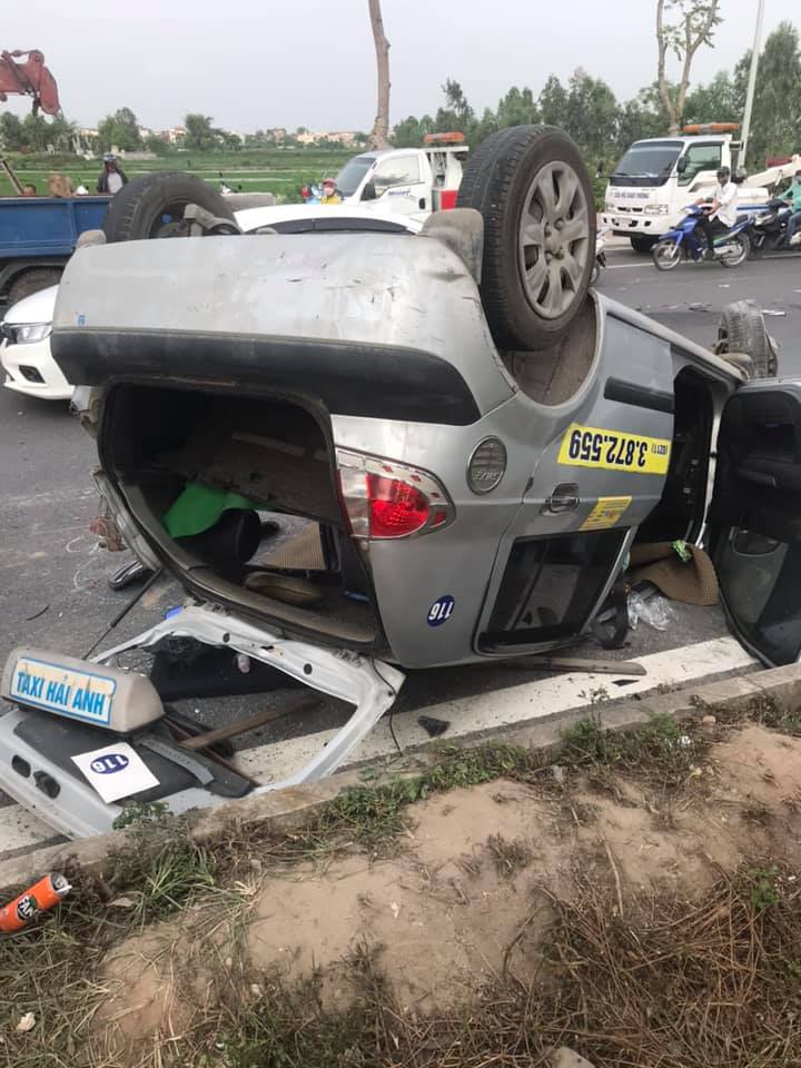 Chiếc taxi của hãng Hải Anh lật ngửa bên lề đường