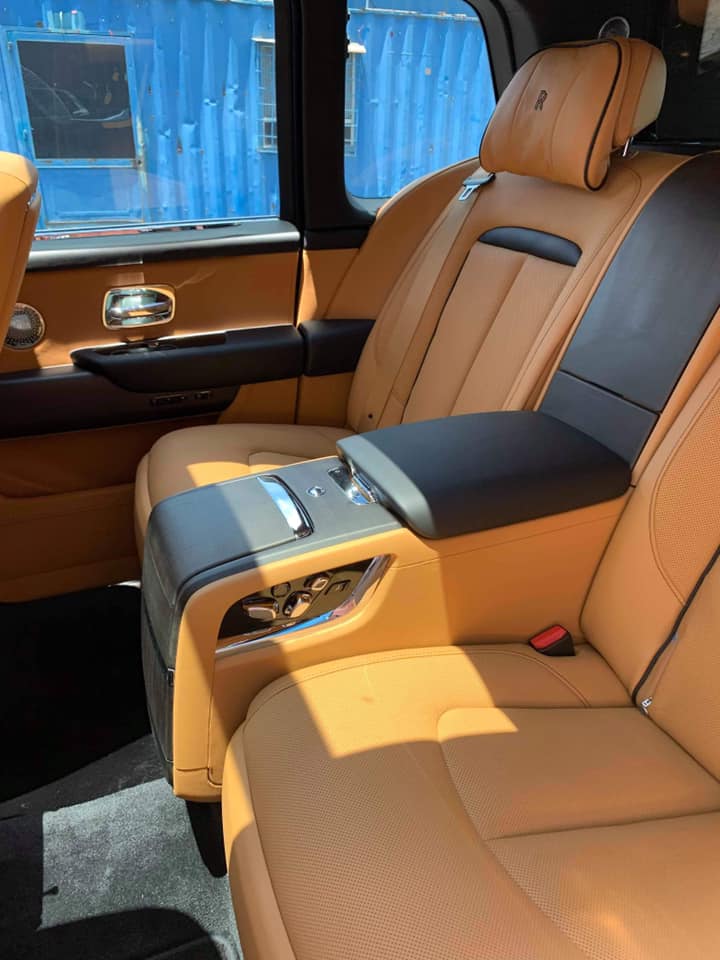 Xe thuộc phiên bản 4 chỗ ngồi với hàng ghế sau có tuỳ chọn Individual Seat và cả tựa đầu ghế ngồi của Rolls-Royce