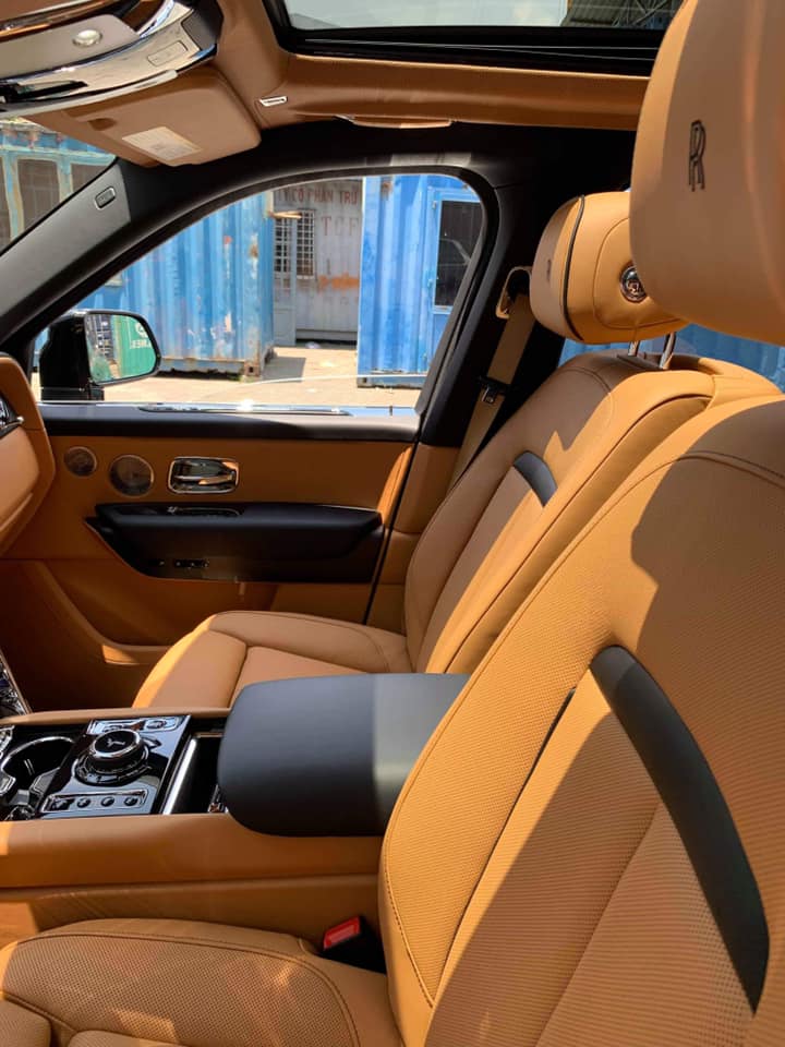 Cận cảnh khoang lái chiếc SUV siêu sang Rolls-Royce Cullinan mới cập bến tại Sài thành