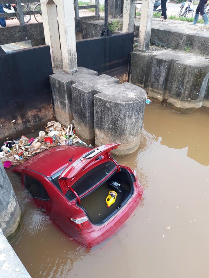 Chiếc Hyundai Grand i10 sedan trôi đến ngay miệng cống thoát nước Chiếc Hyundai Grand i10 sedan trôi đến ngay miệng cống thoát nước