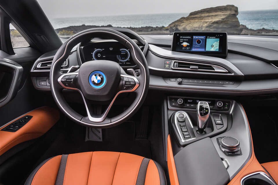 Xe BMW i8 mở cửa bằng điều khiển đen