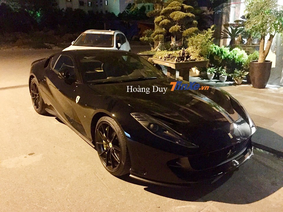 Hoàng tử bạch mã Ferrari 488 Spider dạo phố phố Sài Gòn 