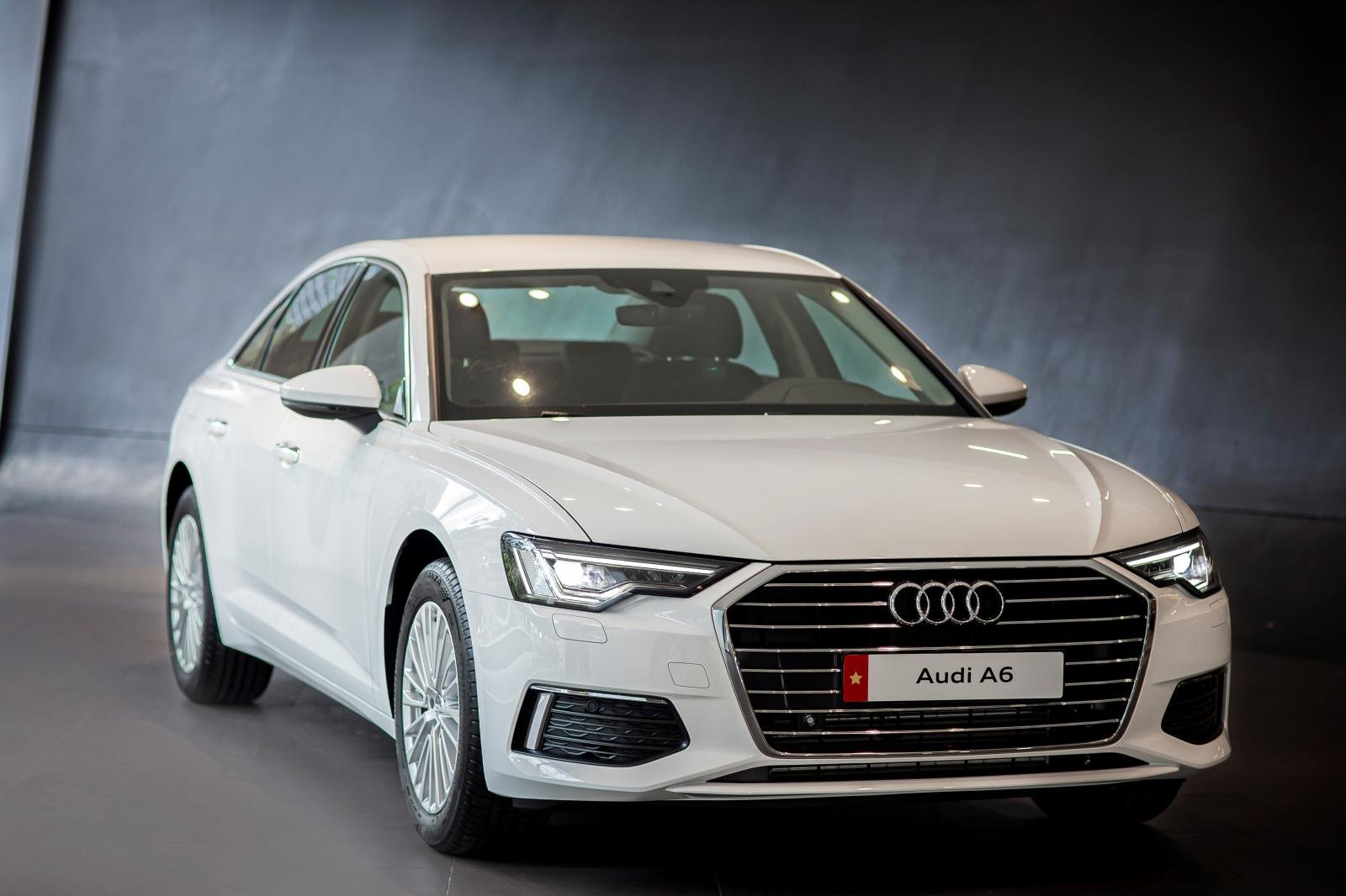 Audi Q5 giá chỉ lăn lộn bánh KM 032023 thông số kỹ thuật xe cộ trả góp