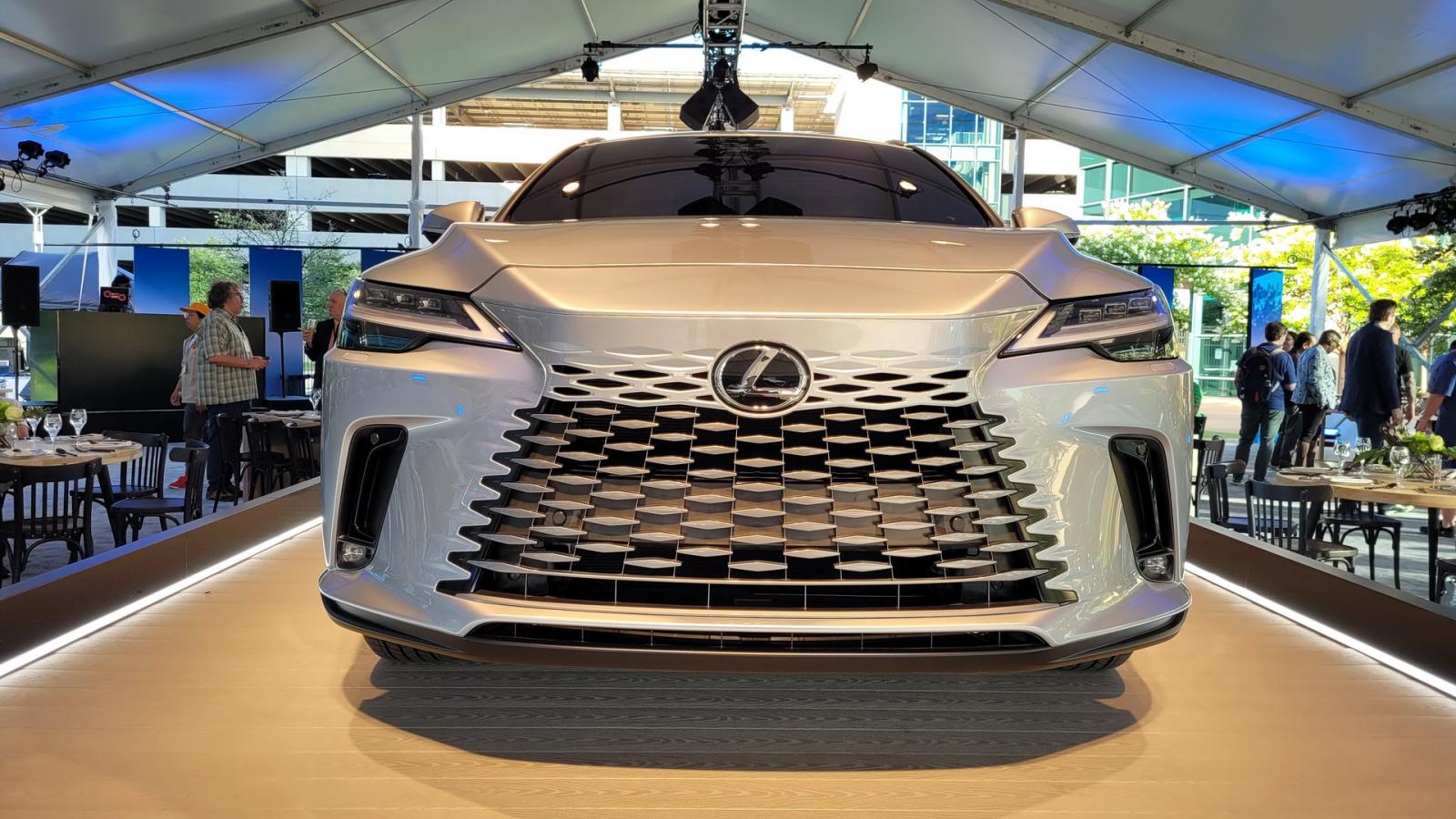 Ngắm nhìn vẻ đẹp hoàn hảo của Lexus IS 2021