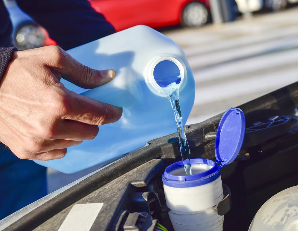Dùng nước thay cho nước rửa kính chuyên dụng của ô tô được hay không?