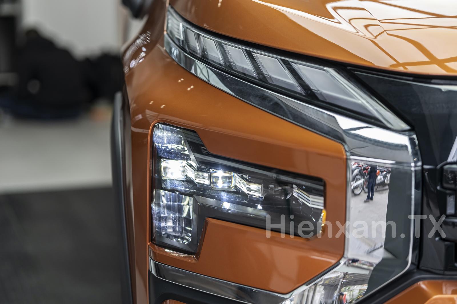 Đèn chiếu sang full-LED dạng chữ T nổi bật ở phía đầu xe Mitsubishi Xpander Cross 2023.