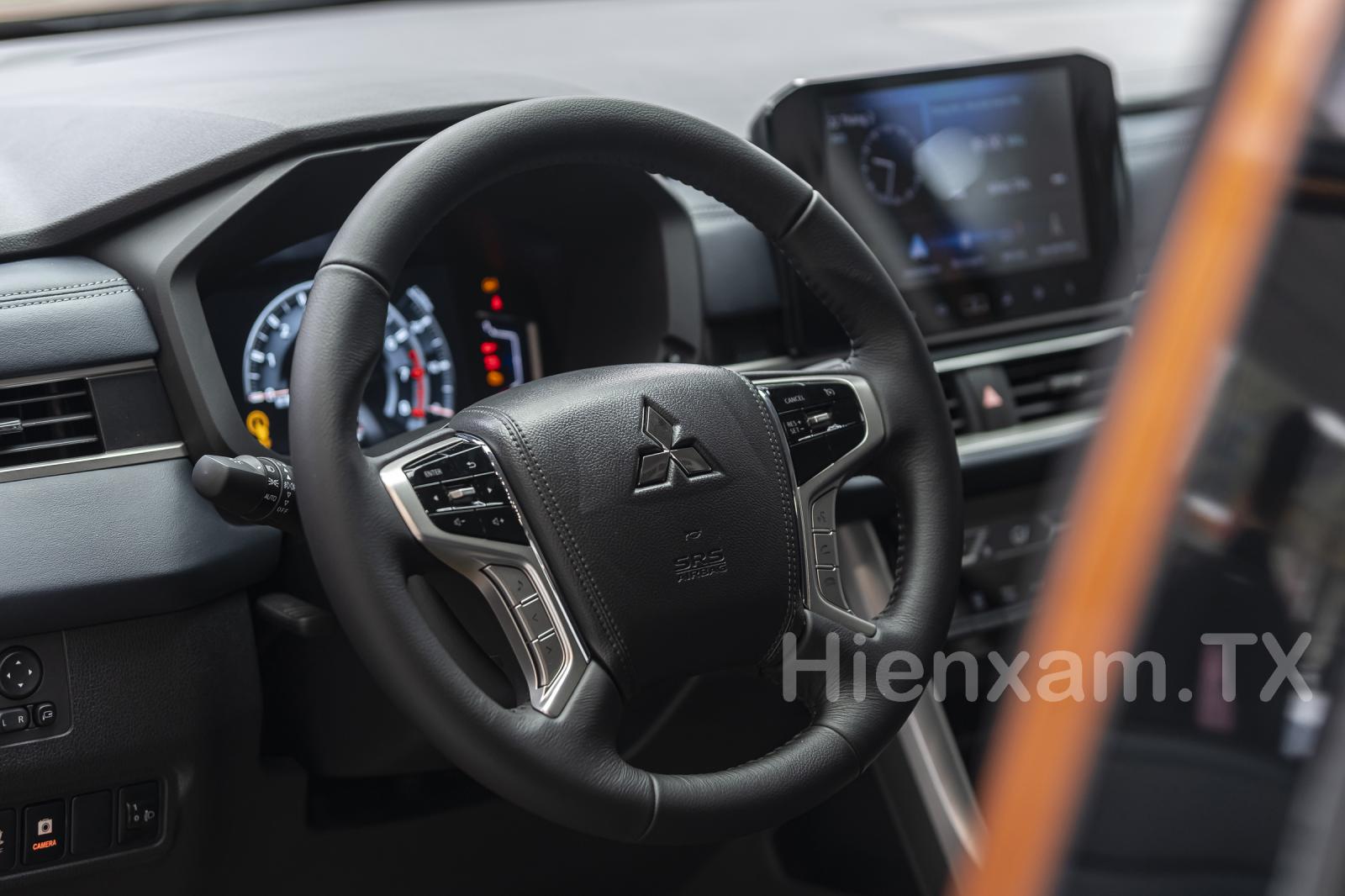 Vô-lăng của Mitsubishi Xpander Cross 2023 được thừa hưởng từ người đàn anh Mitsubishi Pajero Sport.