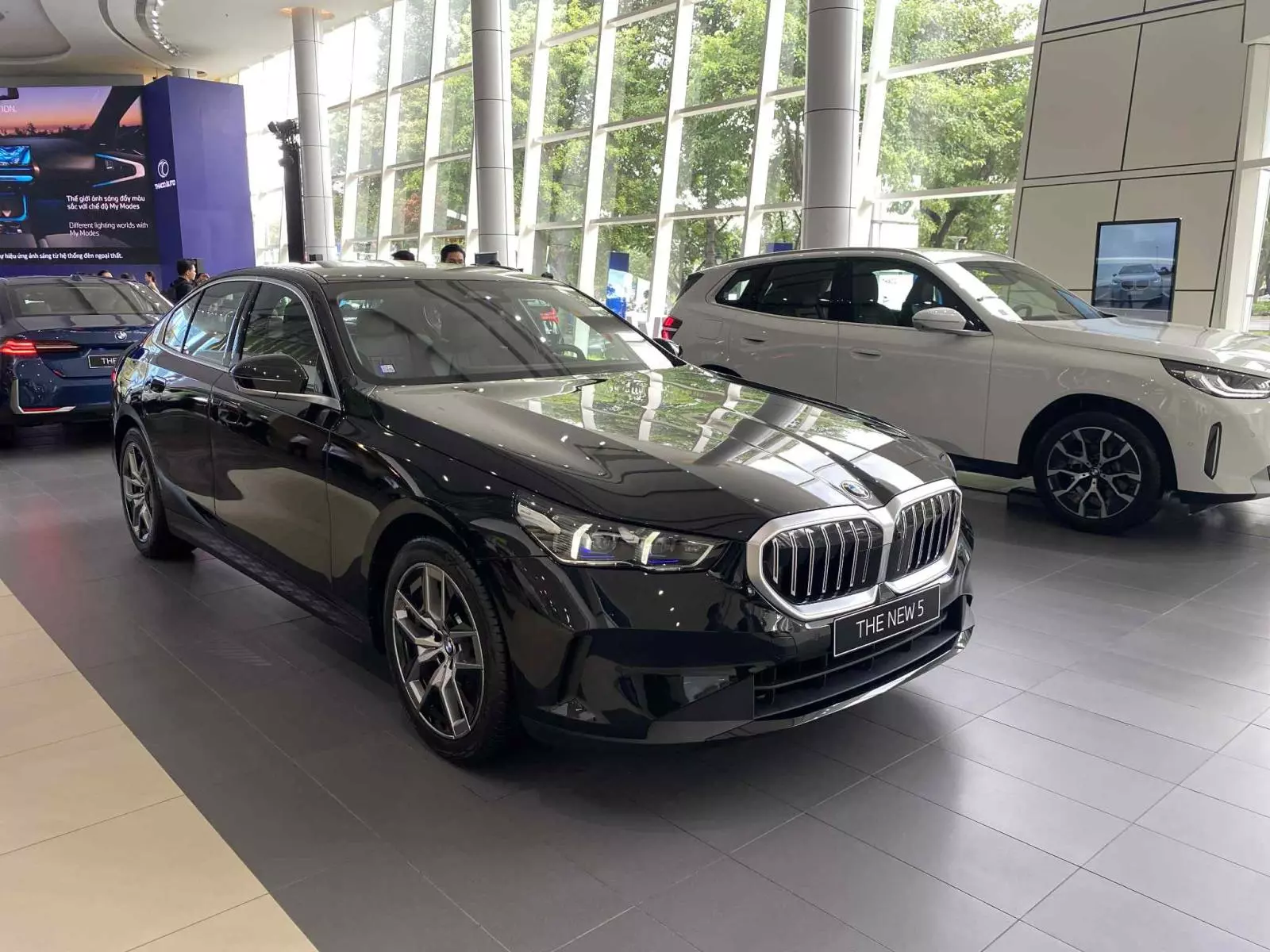 Cận cảnh BMW 5-Series hoàn toàn mới vừa ra mắt thị trường Việt Nam, giá từ 2,59 tỷ đồng