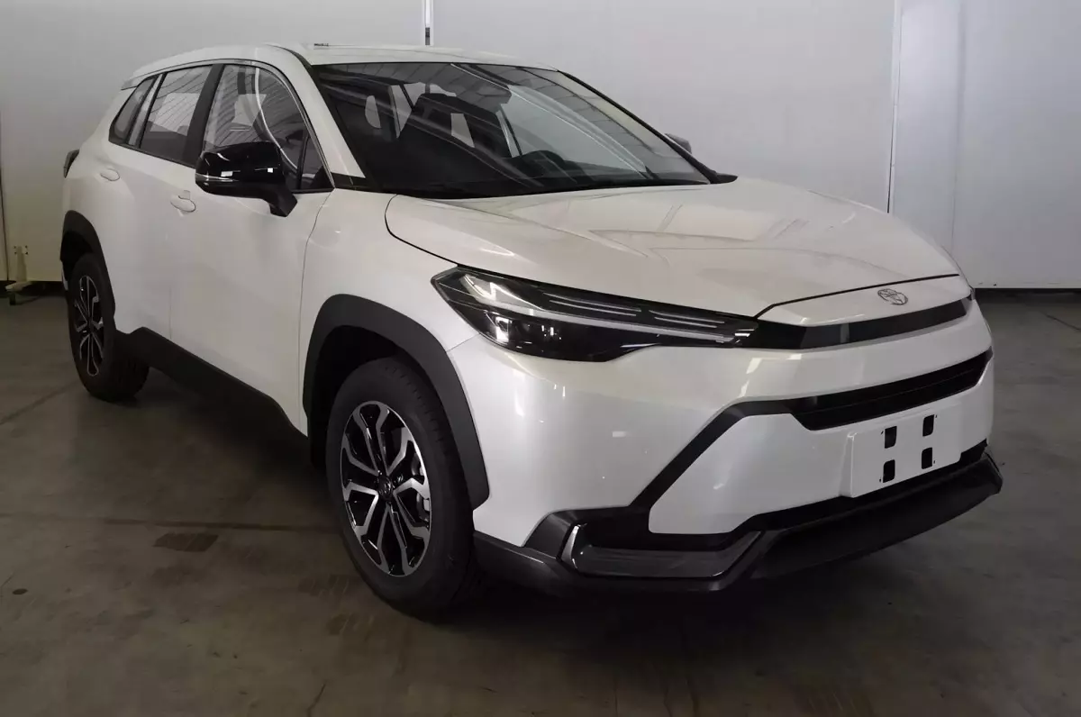 Toyota Frontlander 2026 lộ diện – mẫu xe được ví như người anh em song sinh của Corolla Cross.