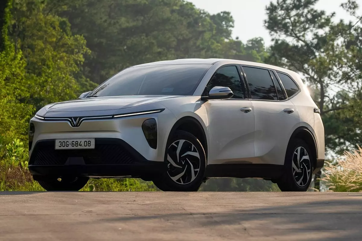 VinFast Limo Green bán gấp 4 lần so với cựu vương Mitsubishi Xpander trong  tháng 11/2025