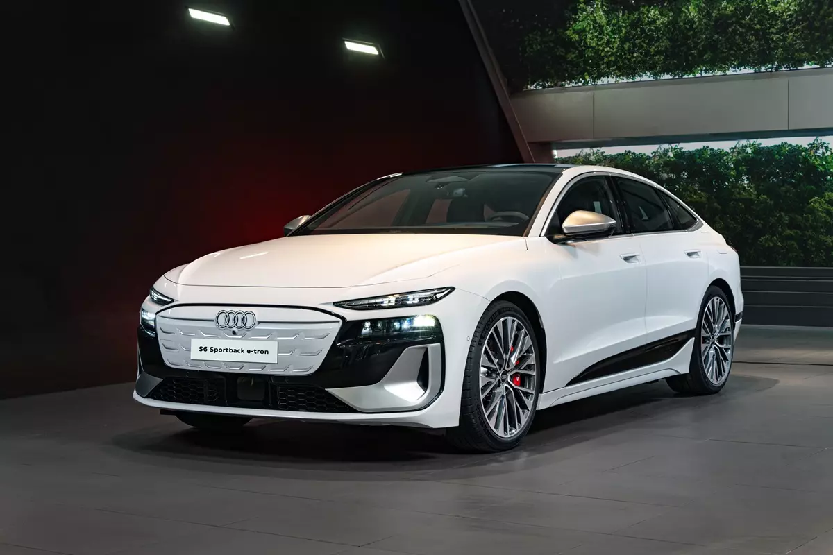 Mẫu xe điện hiệu suất cao Audi S6 Sportback e-tron chính thức ra mắt tại Việt Nam với mức giá 4,2 tỷ đồng.