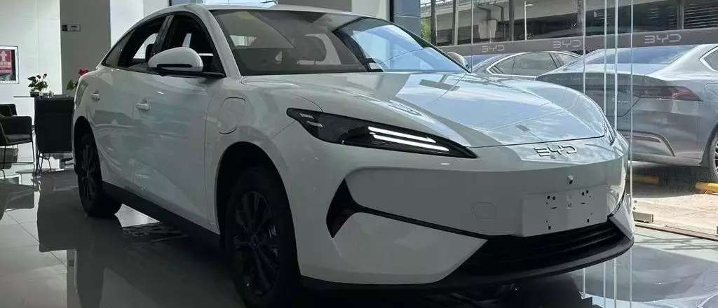 Sedan điện giá rẻ BYD e7 đã bắt đầu xuất hiện tại đại lý, chờ ngày bán ra