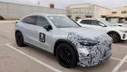 Dần tiến sát ngày ra mắt, Mercedes-AMG GLC EQ 2027 bị bắt gặp với lớp ngụy trang ít hơn