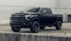 Chevrolet Silverado 2500HD Z71 trông chẳng khác nào một hiệp sĩ bóng đêm với bộ mâm xe màu xám mờ
