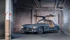 Đừng nhìn chiếc Mercedes-Benz 300 SL Gullwing đầy bụi bặm này mà nghĩ rẻ, ai đó đã bỏ ra 136 tỷ đồng để sở hữu