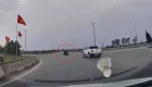 Video: Xe máy đi ngược chiều tại vòng xuyên, tông ngang xe bán tải, 2 vợ chồng thương vong