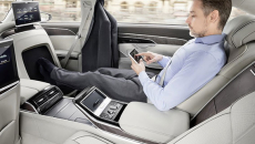 Audi mời người đi đường, từ già tới trẻ, lên xe sang A8 2018 để... mát-xa chân
