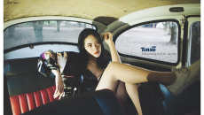Người đẹp Việt lạnh lùng bên trong xế cổ