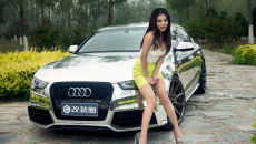 Vương Đóa Đóa tạo dáng đáng yêu, nhí nhảnh bên Audi A5 mạ bạc toàn thân