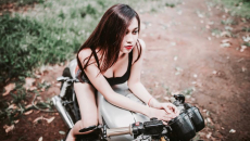 Thiếu nữ Việt mong manh bên Honda CB750 độ Cafe Racer